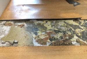 akibat menggunakan lem kuning. lantai vinyl meigan tidak memakai lem kuning