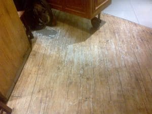 lantai vinyl standard dengan wear layer sangat tipis akan rusak kurang dari setahun