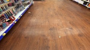 pemasangan lantai vinyl tanpa selfleveling dengan hasil akhir tampak bergelombang